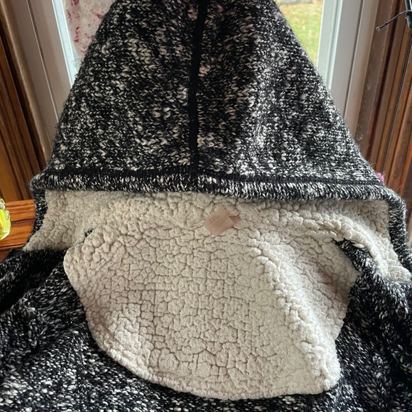 Comfy workout hoodie w/fuzzy hood (s) - Picture 7 of 7